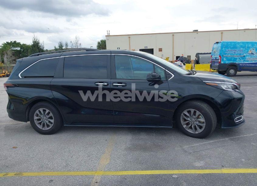 Photo 13 of 2023 Toyota Sienna XLE (VIN 5TDYRKEC9PS162496)