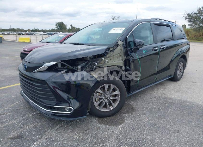 Photo 2 of 2023 Toyota Sienna XLE (VIN 5TDYRKEC9PS162496)