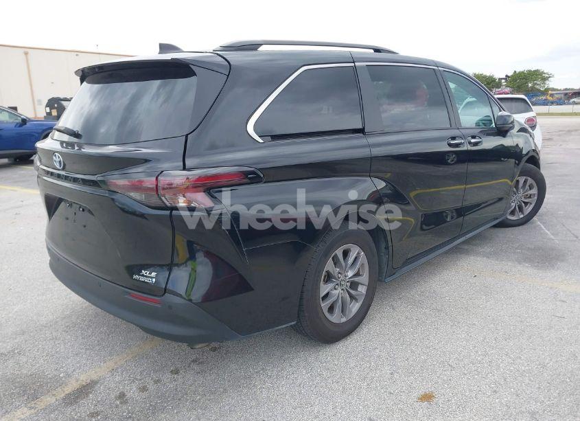 Photo 4 of 2023 Toyota Sienna XLE (VIN 5TDYRKEC9PS162496)