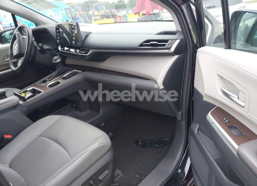 Photo 5 of 2023 Toyota Sienna XLE (VIN 5TDYRKEC9PS162496)