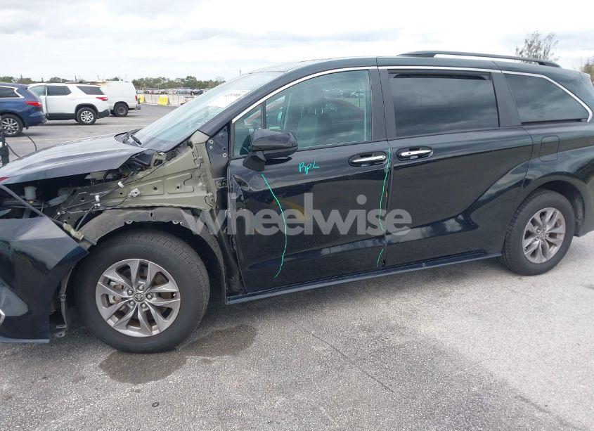 Photo 6 of 2023 Toyota Sienna XLE (VIN 5TDYRKEC9PS162496)