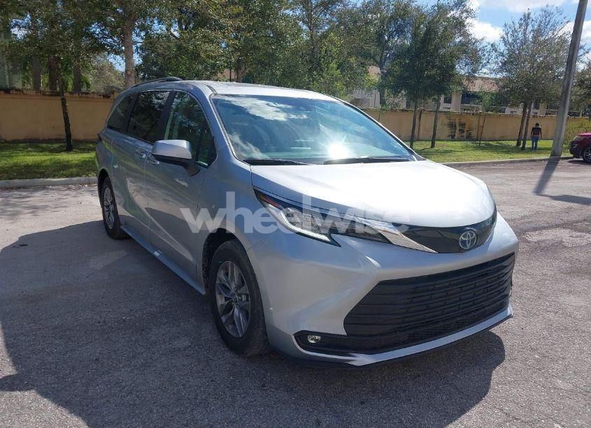 2024 Toyota Sienna XLE (VIN 5TDYRKEC9RS200201) main photo