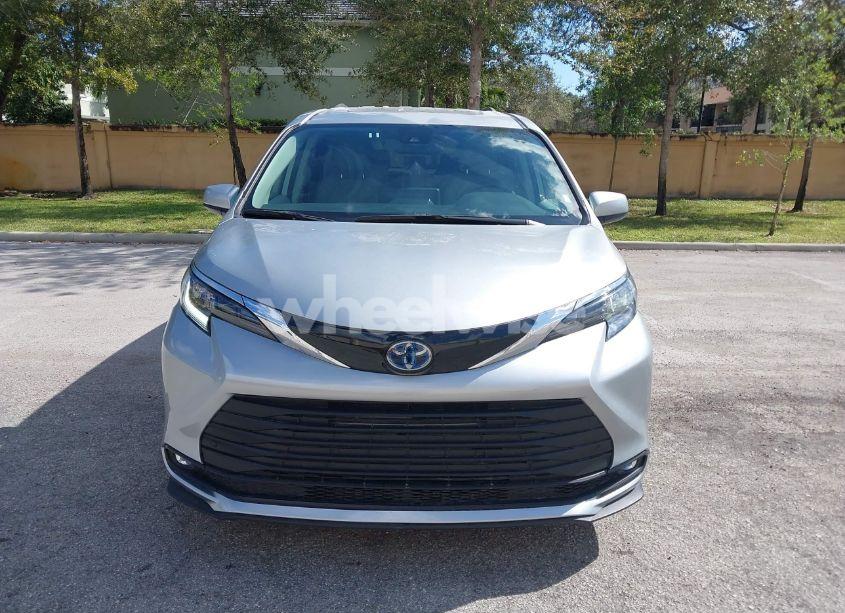 Photo 12 of 2024 Toyota Sienna XLE (VIN 5TDYRKEC9RS200201)