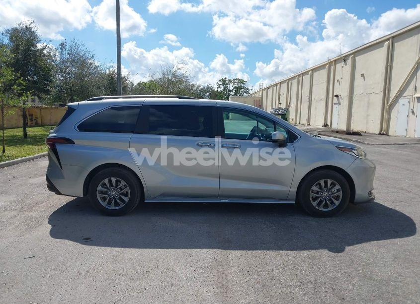 Photo 13 of 2024 Toyota Sienna XLE (VIN 5TDYRKEC9RS200201)
