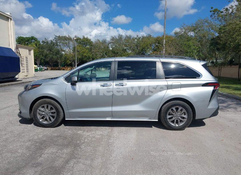 Photo 14 of 2024 Toyota Sienna XLE (VIN 5TDYRKEC9RS200201)