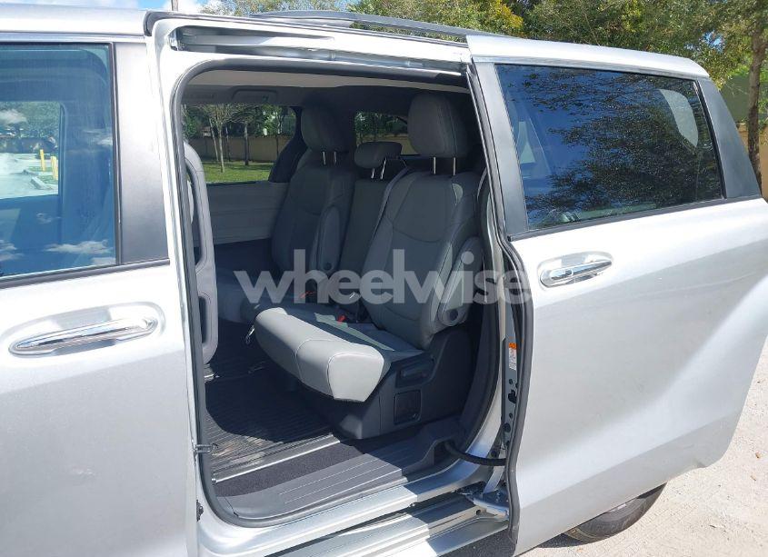 Photo 17 of 2024 Toyota Sienna XLE (VIN 5TDYRKEC9RS200201)