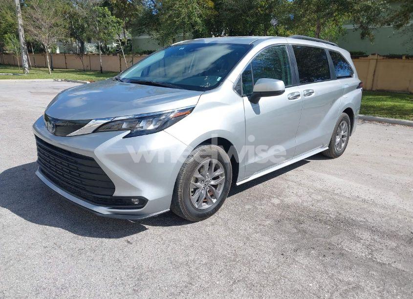 Photo 2 of 2024 Toyota Sienna XLE (VIN 5TDYRKEC9RS200201)