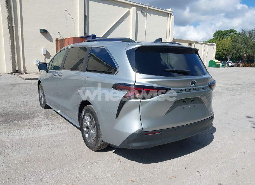 Photo 3 of 2024 Toyota Sienna XLE (VIN 5TDYRKEC9RS200201)