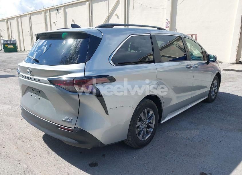Photo 4 of 2024 Toyota Sienna XLE (VIN 5TDYRKEC9RS200201)