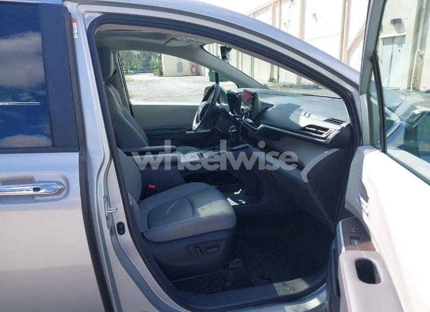 Photo 5 of 2024 Toyota Sienna XLE (VIN 5TDYRKEC9RS200201)