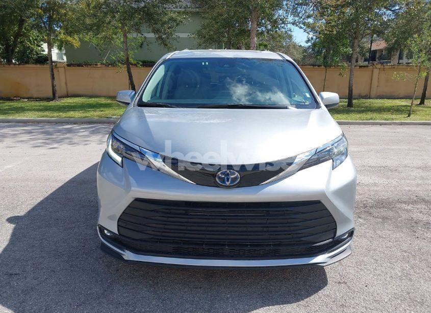 Photo 6 of 2024 Toyota Sienna XLE (VIN 5TDYRKEC9RS200201)