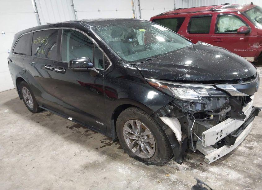 2021 Toyota Sienna XLE (VIN 5TDYRKECXMS024302) main photo