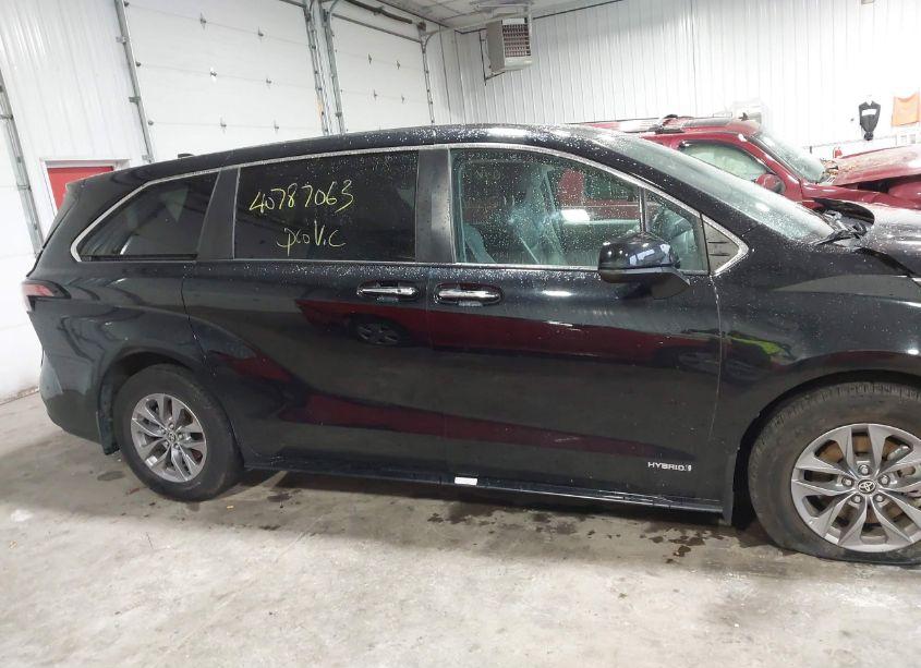 Photo 13 of 2021 Toyota Sienna XLE (VIN 5TDYRKECXMS024302)