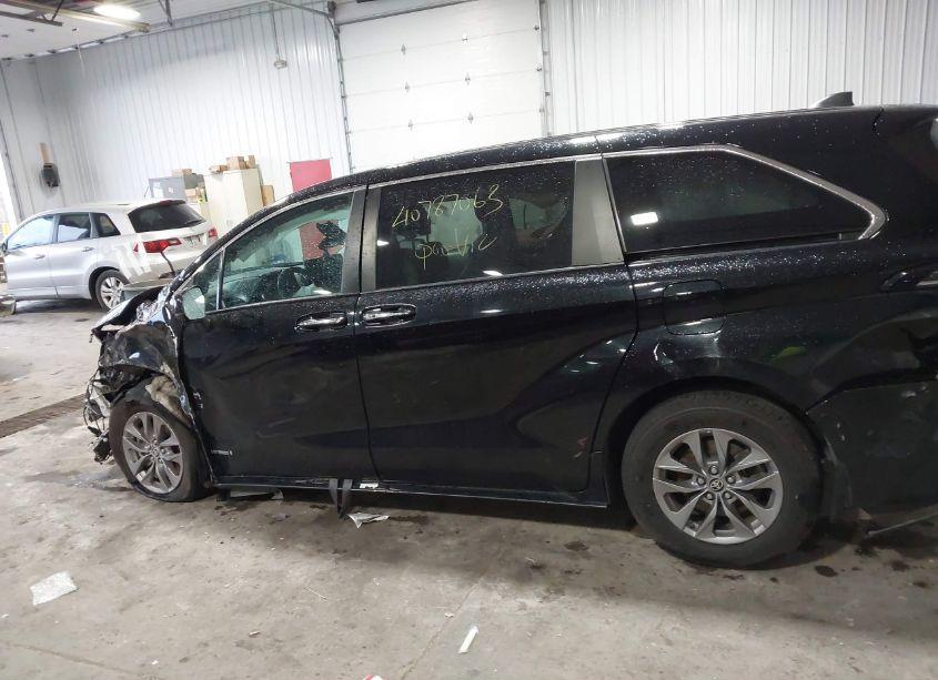 Photo 14 of 2021 Toyota Sienna XLE (VIN 5TDYRKECXMS024302)