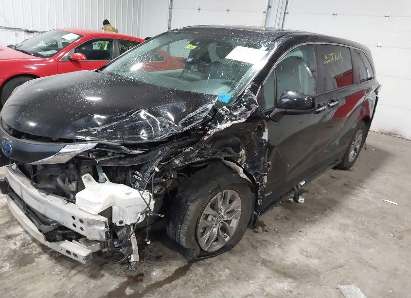 Photo 2 of 2021 Toyota Sienna XLE (VIN 5TDYRKECXMS024302)