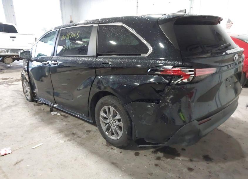 Photo 3 of 2021 Toyota Sienna XLE (VIN 5TDYRKECXMS024302)