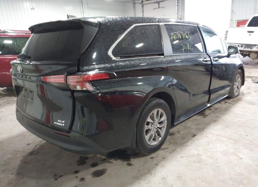 Photo 4 of 2021 Toyota Sienna XLE (VIN 5TDYRKECXMS024302)