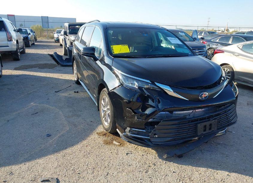 2021 Toyota Sienna XLE (VIN 5TDYRKECXMS068719) main photo