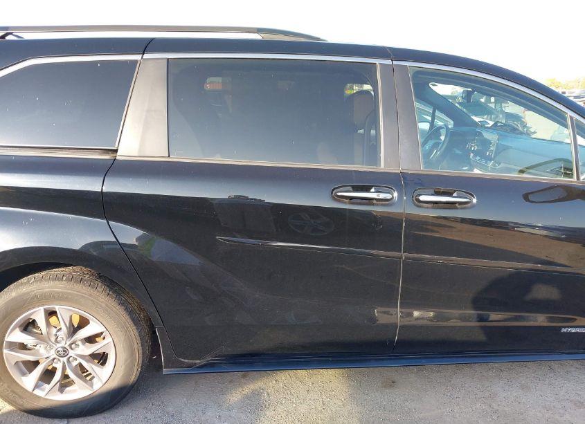 Photo 13 of 2021 Toyota Sienna XLE (VIN 5TDYRKECXMS068719)