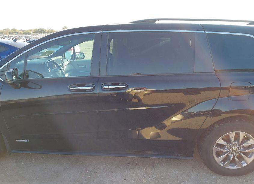 Photo 14 of 2021 Toyota Sienna XLE (VIN 5TDYRKECXMS068719)