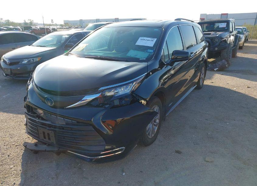 Photo 2 of 2021 Toyota Sienna XLE (VIN 5TDYRKECXMS068719)