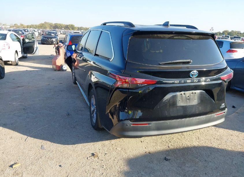 Photo 3 of 2021 Toyota Sienna XLE (VIN 5TDYRKECXMS068719)