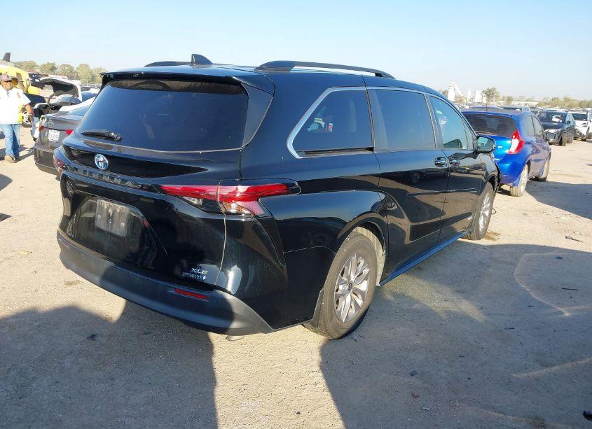 Photo 4 of 2021 Toyota Sienna XLE (VIN 5TDYRKECXMS068719)