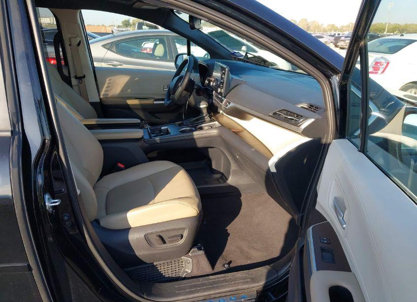 Photo 5 of 2021 Toyota Sienna XLE (VIN 5TDYRKECXMS068719)