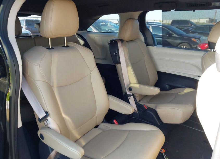 Photo 8 of 2021 Toyota Sienna XLE (VIN 5TDYRKECXMS068719)
