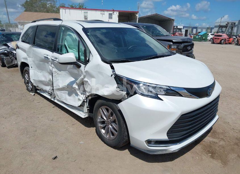 2022 Toyota Sienna XLE (VIN 5TDYRKECXNS074912) main photo