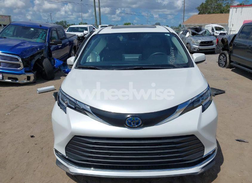 Photo 12 of 2022 Toyota Sienna XLE (VIN 5TDYRKECXNS074912)