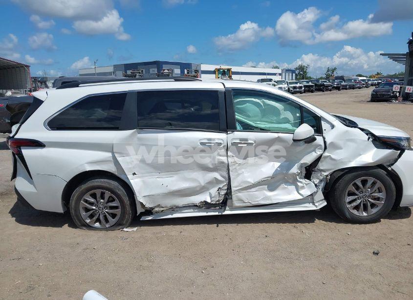 Photo 13 of 2022 Toyota Sienna XLE (VIN 5TDYRKECXNS074912)