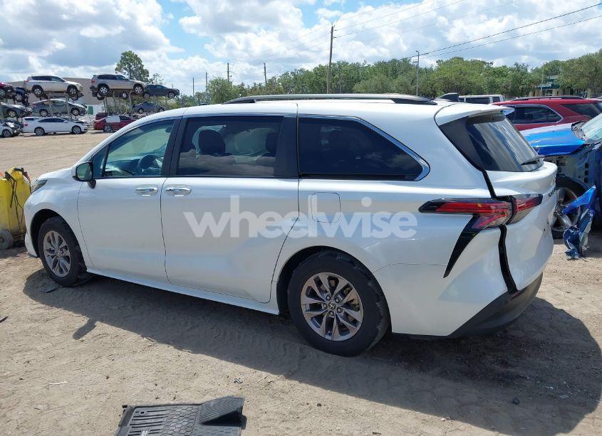Photo 14 of 2022 Toyota Sienna XLE (VIN 5TDYRKECXNS074912)