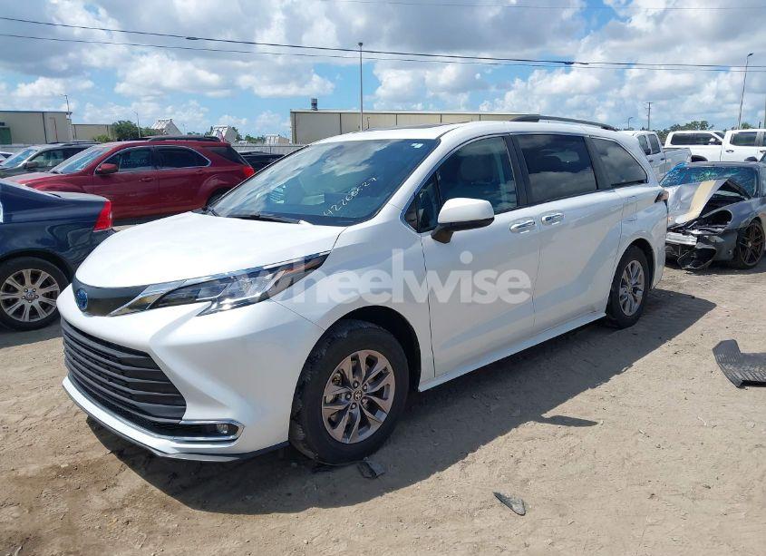 Photo 2 of 2022 Toyota Sienna XLE (VIN 5TDYRKECXNS074912)