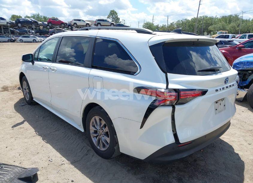 Photo 3 of 2022 Toyota Sienna XLE (VIN 5TDYRKECXNS074912)