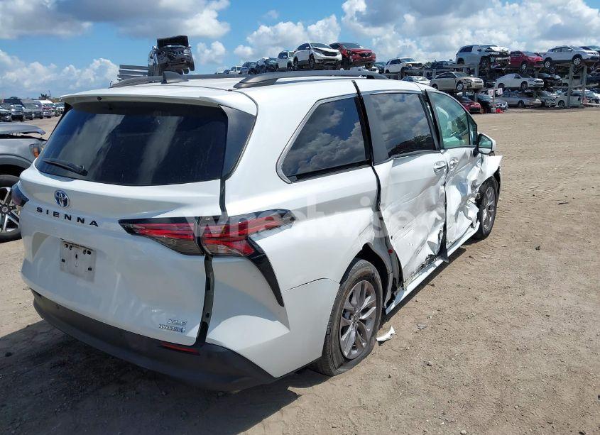 Photo 4 of 2022 Toyota Sienna XLE (VIN 5TDYRKECXNS074912)