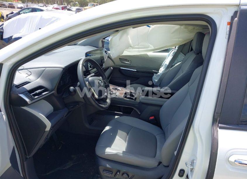 Photo 5 of 2022 Toyota Sienna XLE (VIN 5TDYRKECXNS074912)