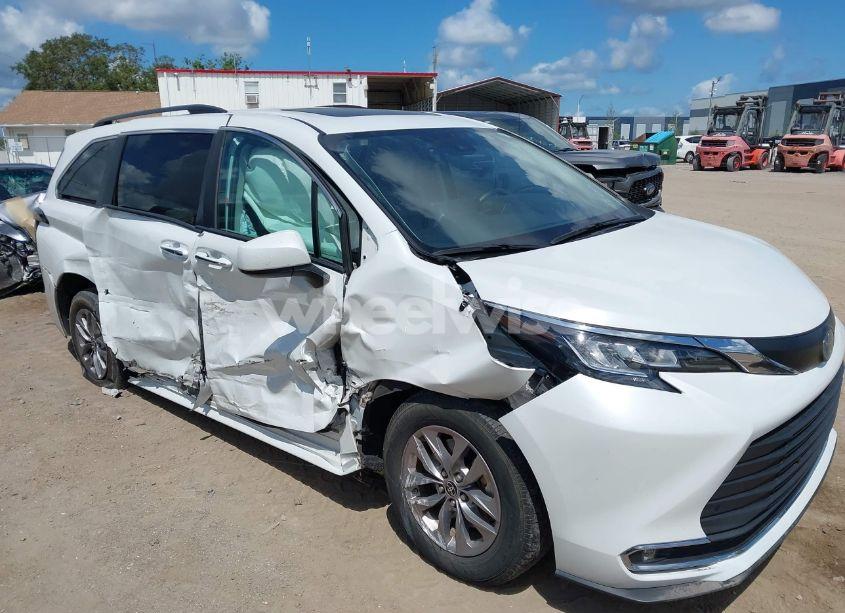 Photo 6 of 2022 Toyota Sienna XLE (VIN 5TDYRKECXNS074912)