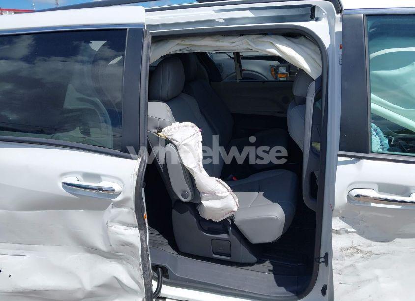 Photo 8 of 2022 Toyota Sienna XLE (VIN 5TDYRKECXNS074912)