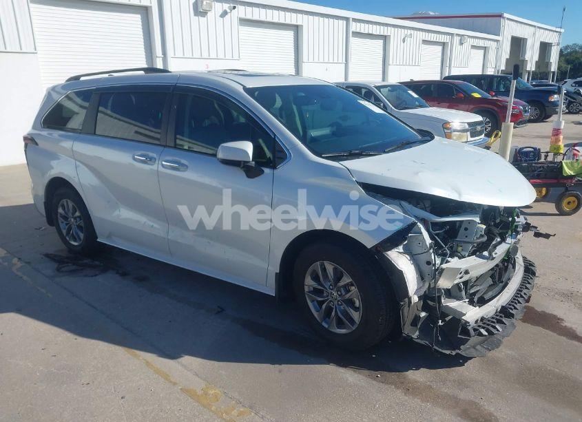 2022 Toyota Sienna XLE (VIN 5TDYRKECXNS114227) main photo