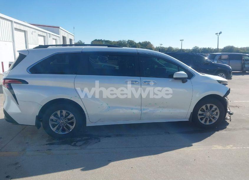 Photo 14 of 2022 Toyota Sienna XLE (VIN 5TDYRKECXNS114227)