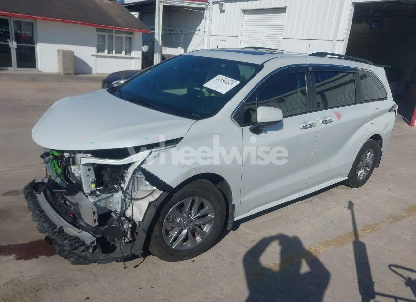 Photo 2 of 2022 Toyota Sienna XLE (VIN 5TDYRKECXNS114227)