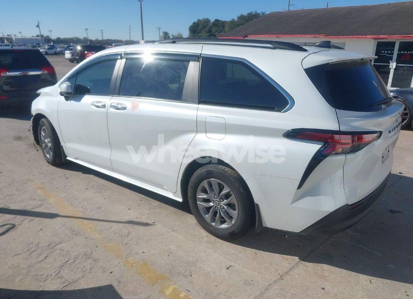Photo 3 of 2022 Toyota Sienna XLE (VIN 5TDYRKECXNS114227)