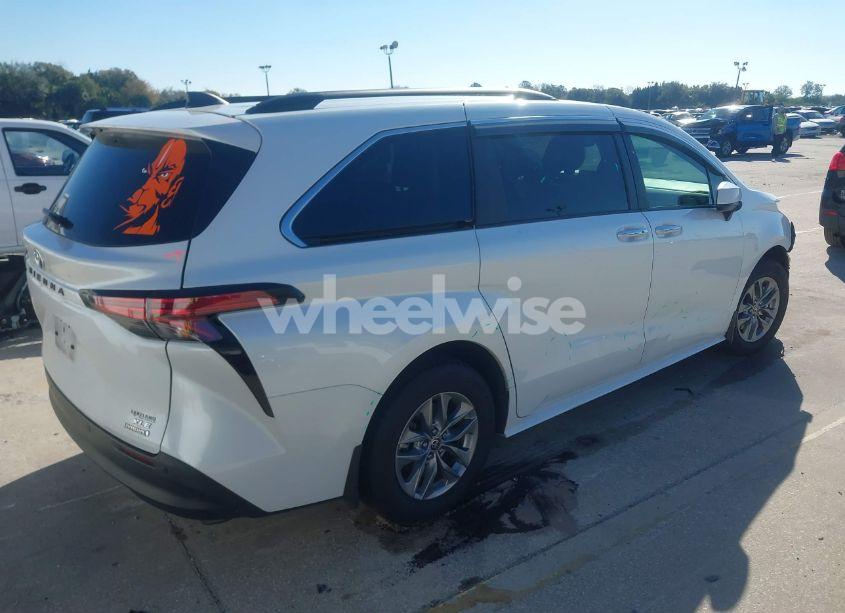 Photo 4 of 2022 Toyota Sienna XLE (VIN 5TDYRKECXNS114227)