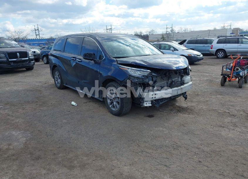 2022 Toyota Sienna XLE (VIN 5TDYRKECXNS130556) main photo