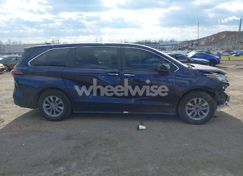 Photo 13 of 2022 Toyota Sienna XLE (VIN 5TDYRKECXNS130556)