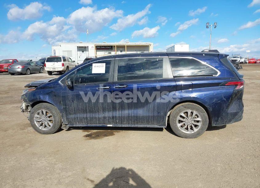 Photo 14 of 2022 Toyota Sienna XLE (VIN 5TDYRKECXNS130556)