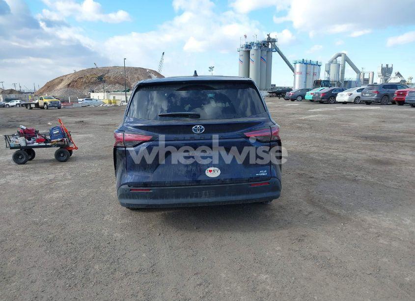 Photo 16 of 2022 Toyota Sienna XLE (VIN 5TDYRKECXNS130556)