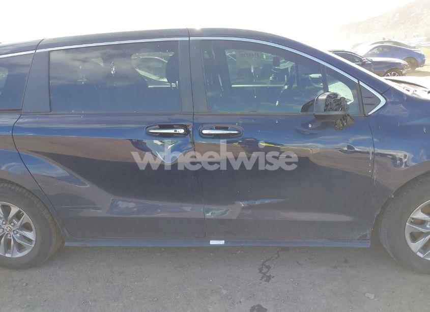 Photo 18 of 2022 Toyota Sienna XLE (VIN 5TDYRKECXNS130556)