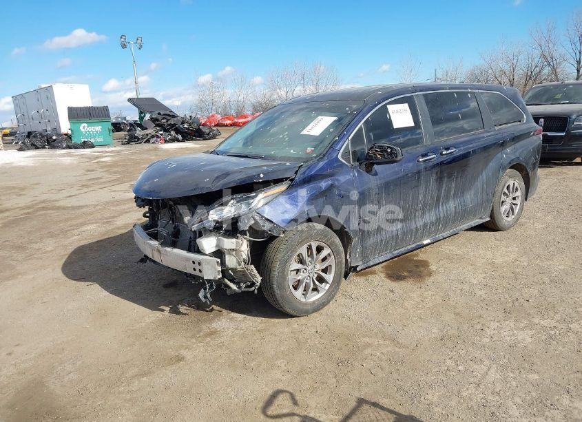 Photo 2 of 2022 Toyota Sienna XLE (VIN 5TDYRKECXNS130556)